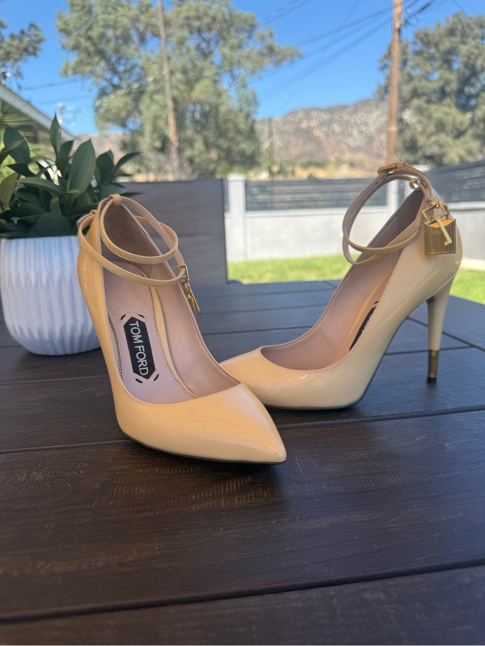 Tom Ford Beige Patent Leather Padlock Pumps – Size 37